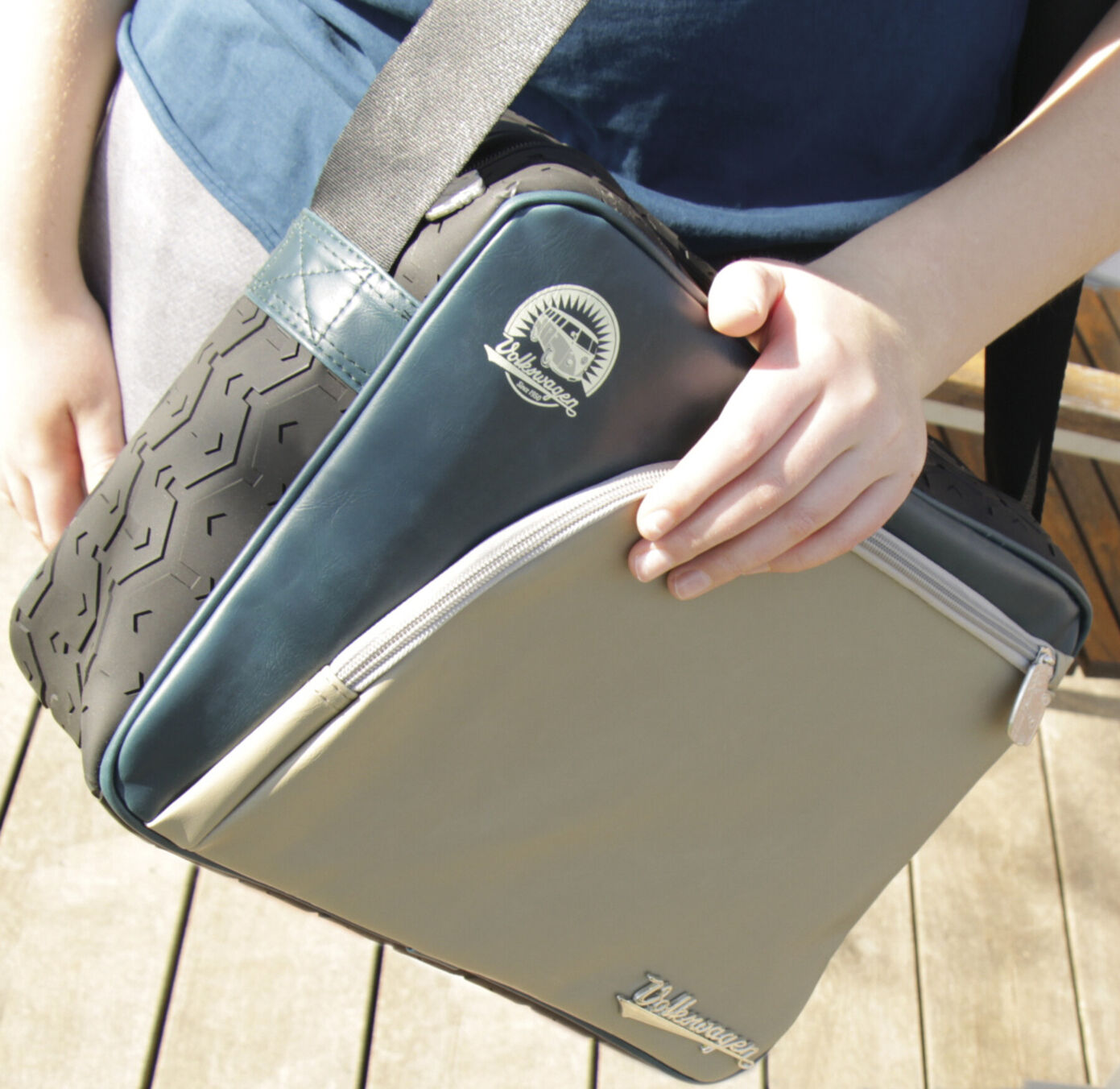 Volkswagen Schultertasche mit Reifenprofil