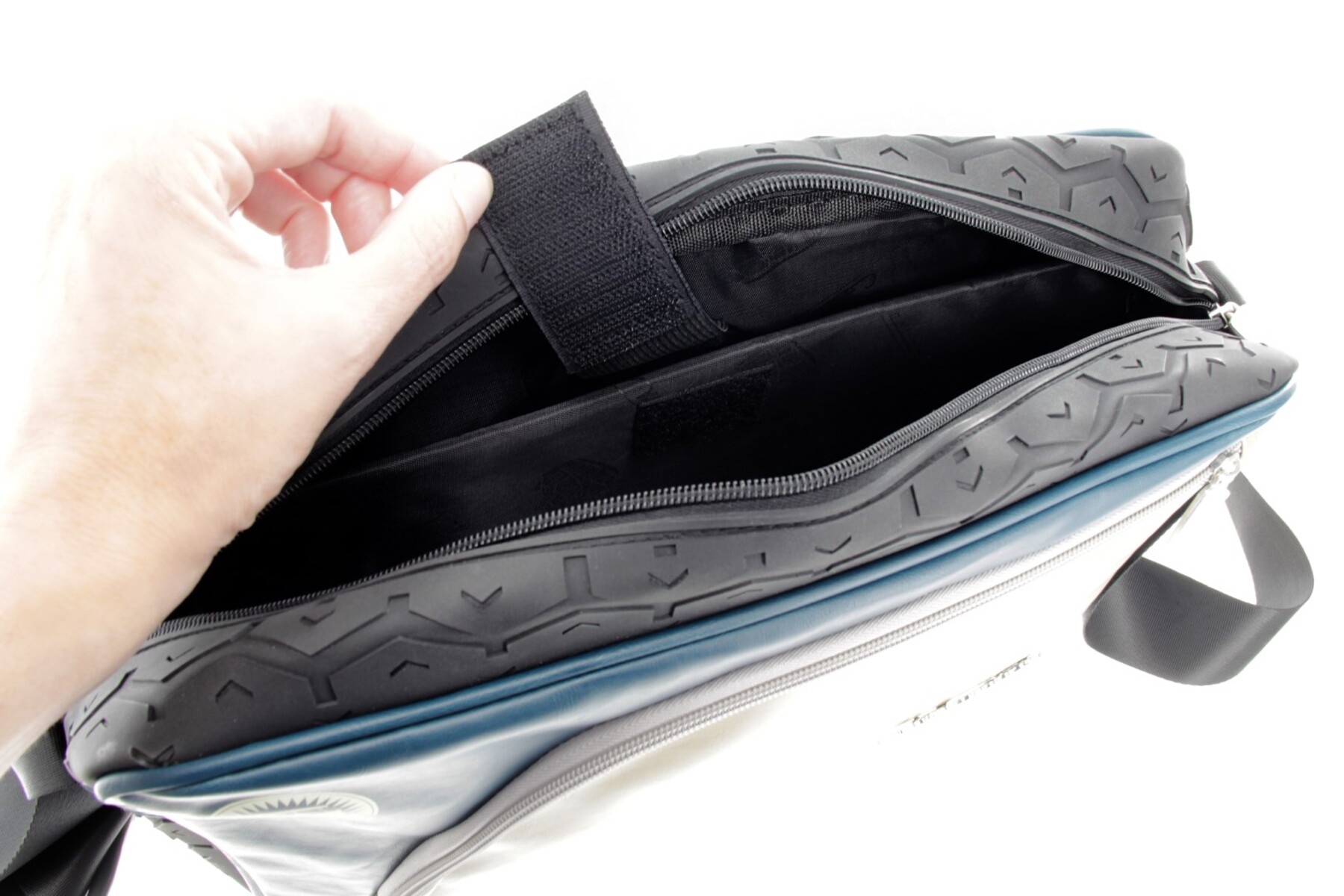 Volkswagen Schultertasche mit Reifenprofil